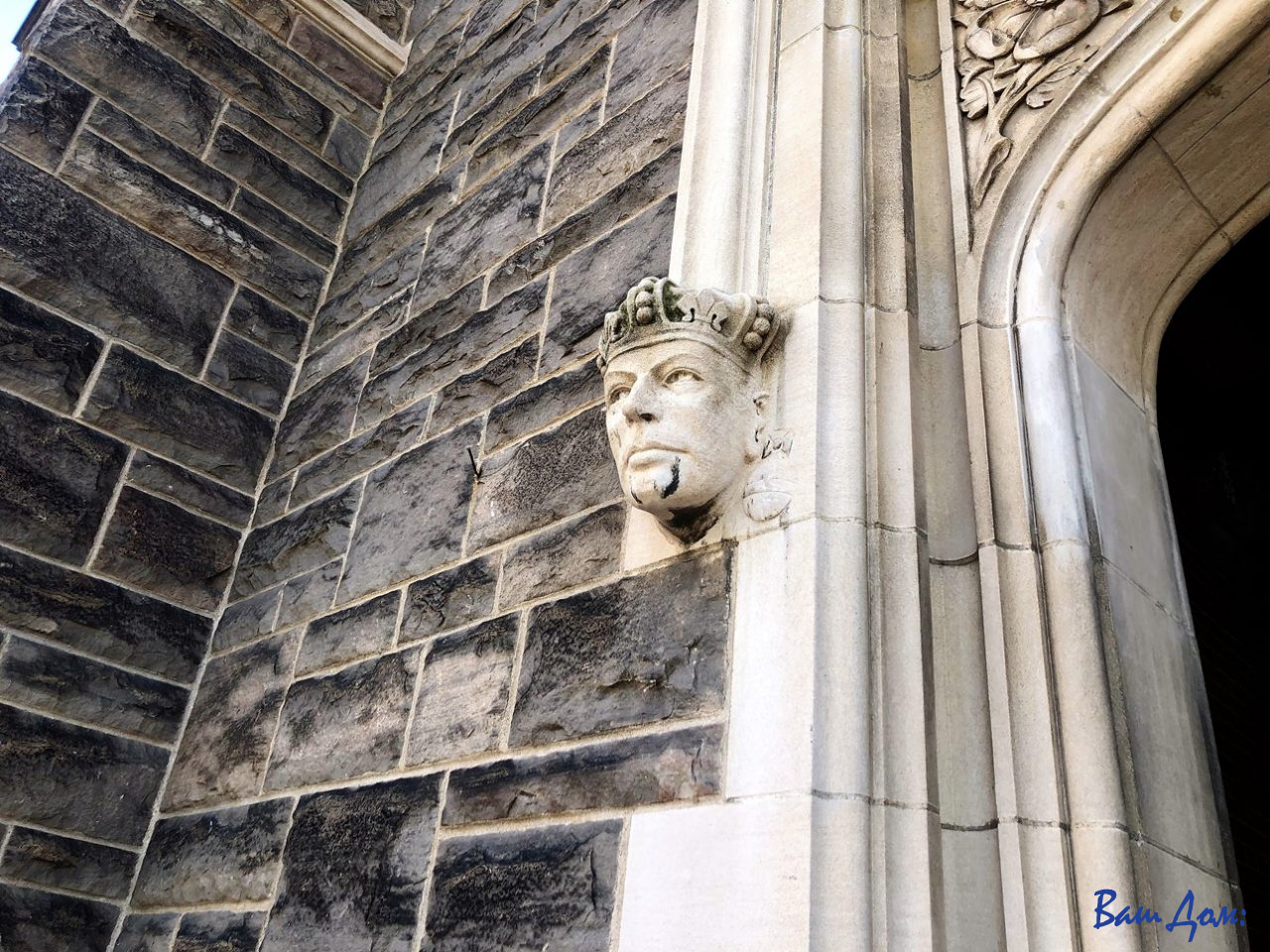 Лицо на здании колледжа увенчанное короной, вполне вероятно это лицо Резникова