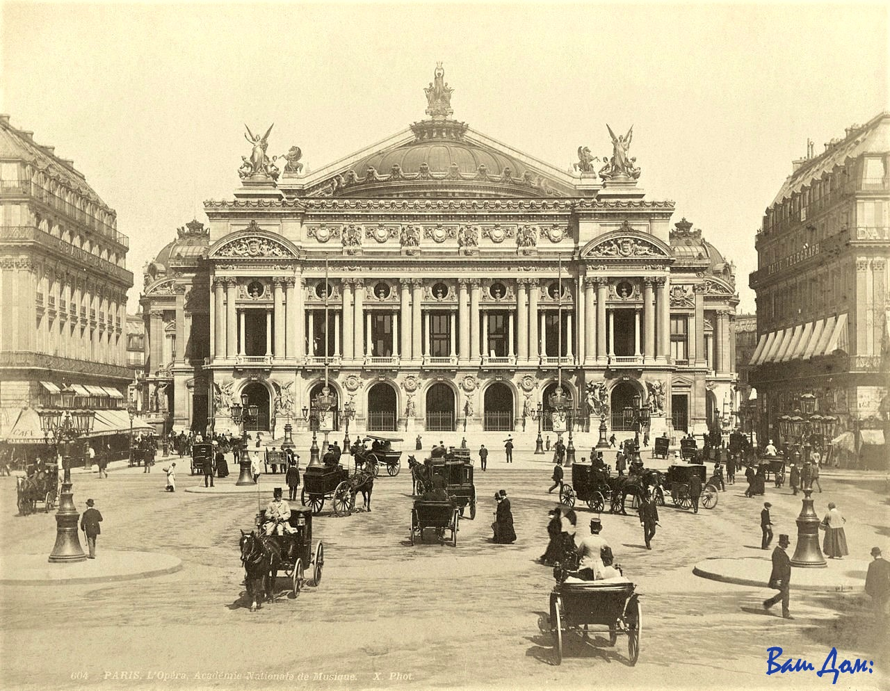 Фасад здания Paris L'Opera
