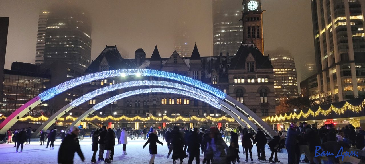 Каток Nathan Phillips Square в центре Торонто
